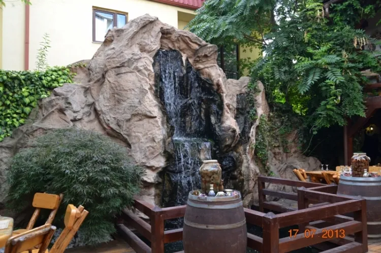 Cascadă Felssysteme într-un restaurant, din imitație de piatră naturală