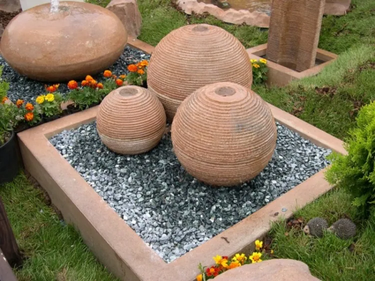 Stânci și cascade decorative Felssysteme într-o amenajare peisageră