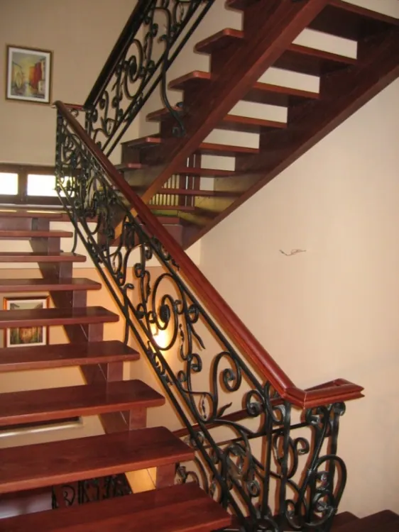Mobilier și decorațiuni din fier forjat — realizare Felssysteme