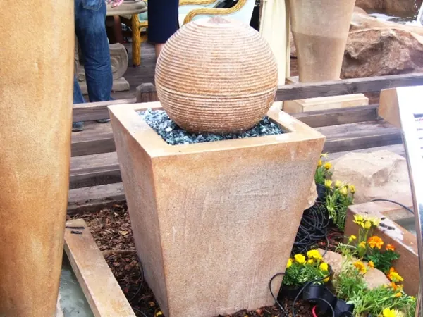 Cascada decorativa din piatra naturala Piramida cu Sfera Ø40